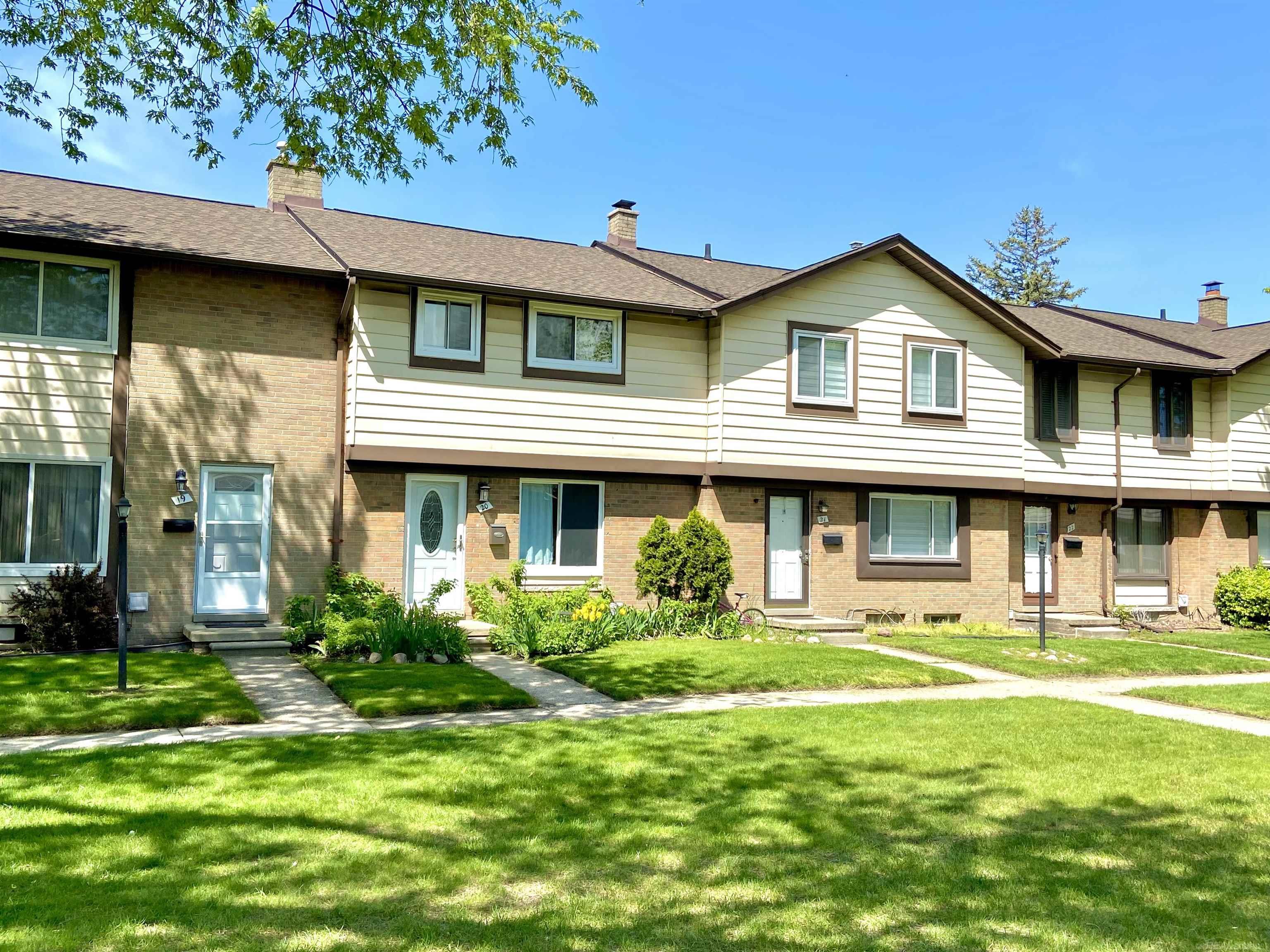 8401 18 18 Mile Road Sterling Heights, MI 48313 - Photo 3 of 41 50212935-f42ec857-dd4b-48d1-85a7-7742deffad17.JPG