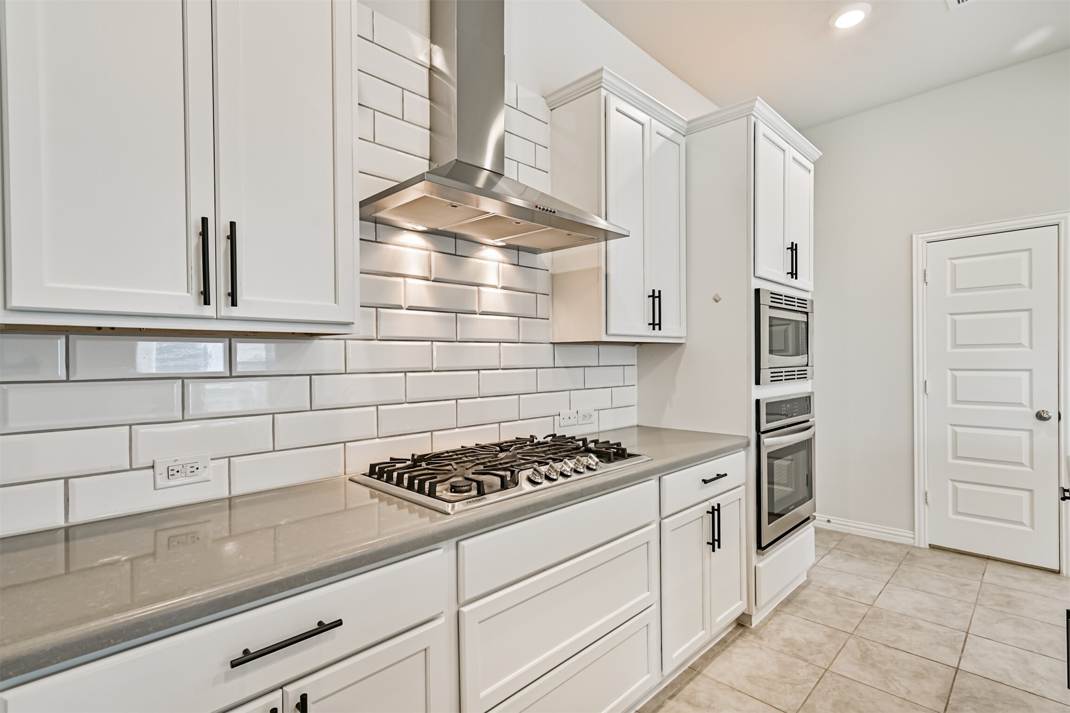 7019 Terra Drive Manvel, TX 77578 - Photo 24 of 41 a kitchen with cabinets and appliances