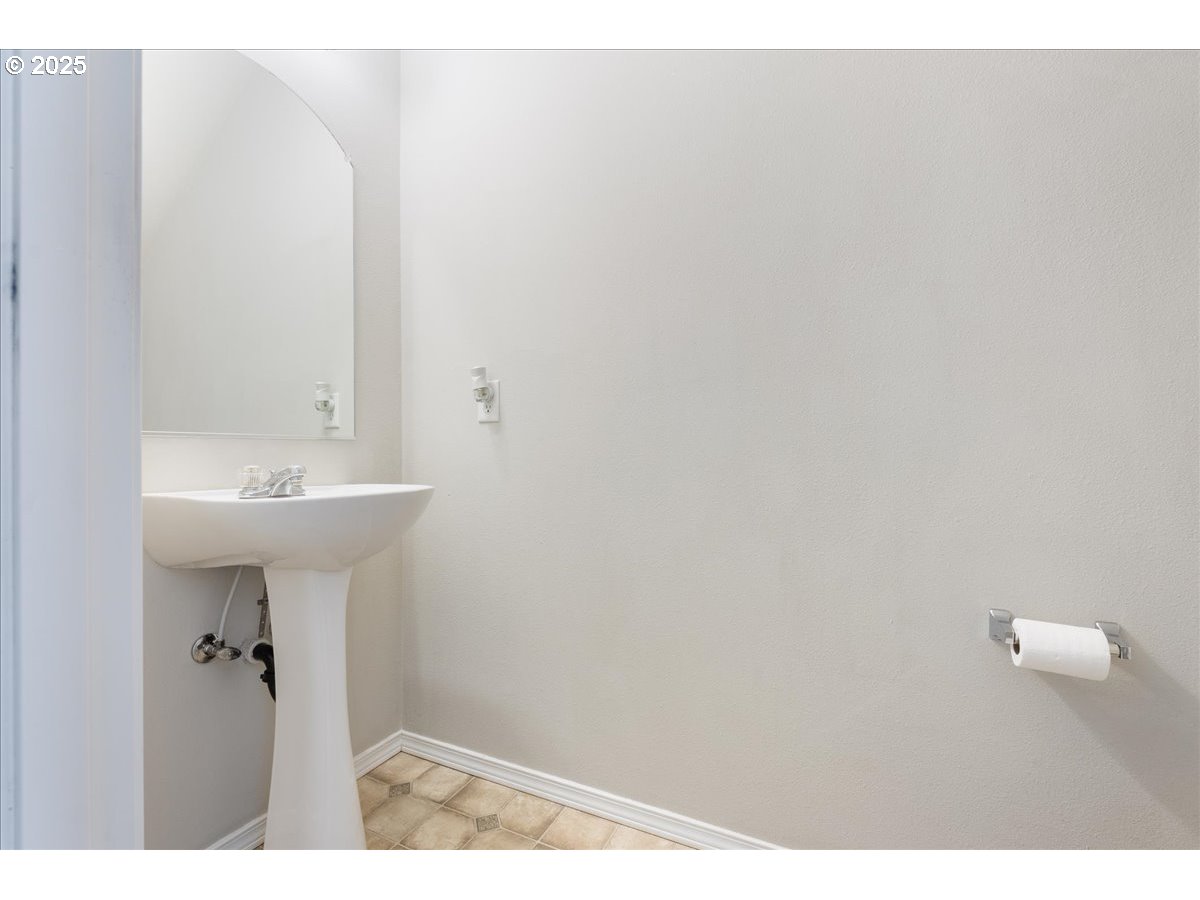 21110 Pebble Lane Fairview, OR 97024 - Photo 7 of 42