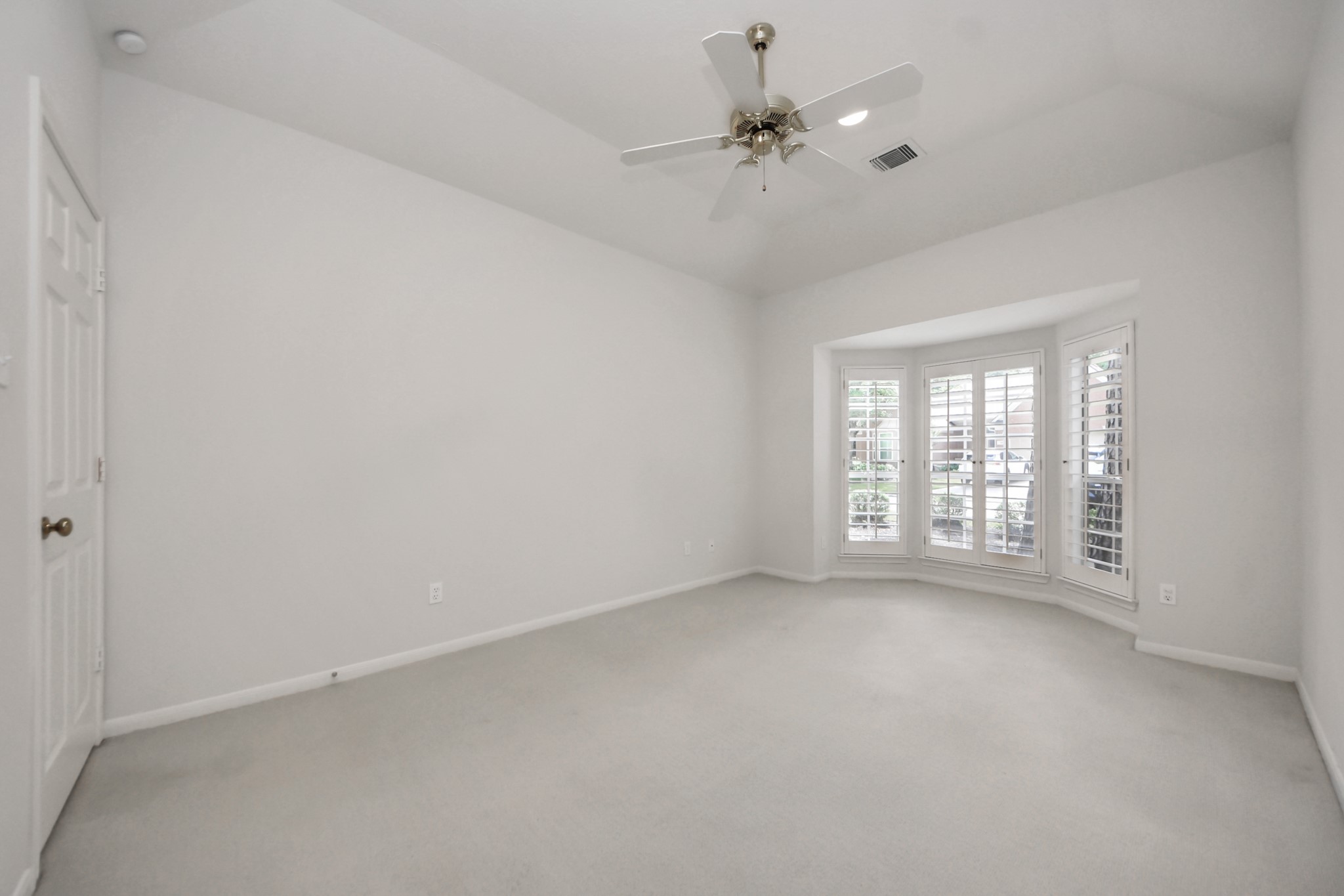 39 Wild Meadow Court The Woodlands, TX 77380 - Photo 31 of 41 a view of an empty room with a window