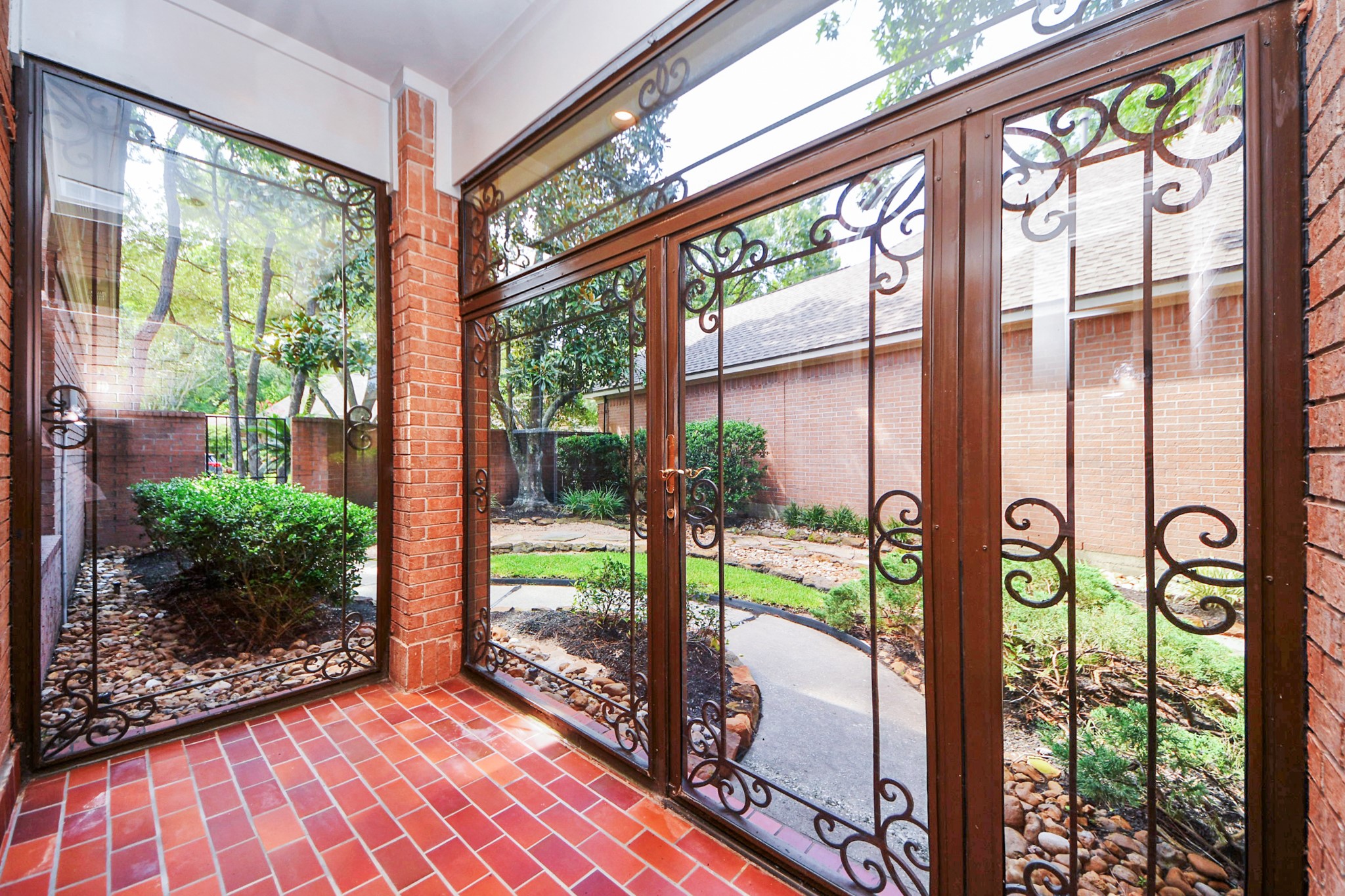 39 Wild Meadow Court The Woodlands, TX 77380 - Photo 7 of 41