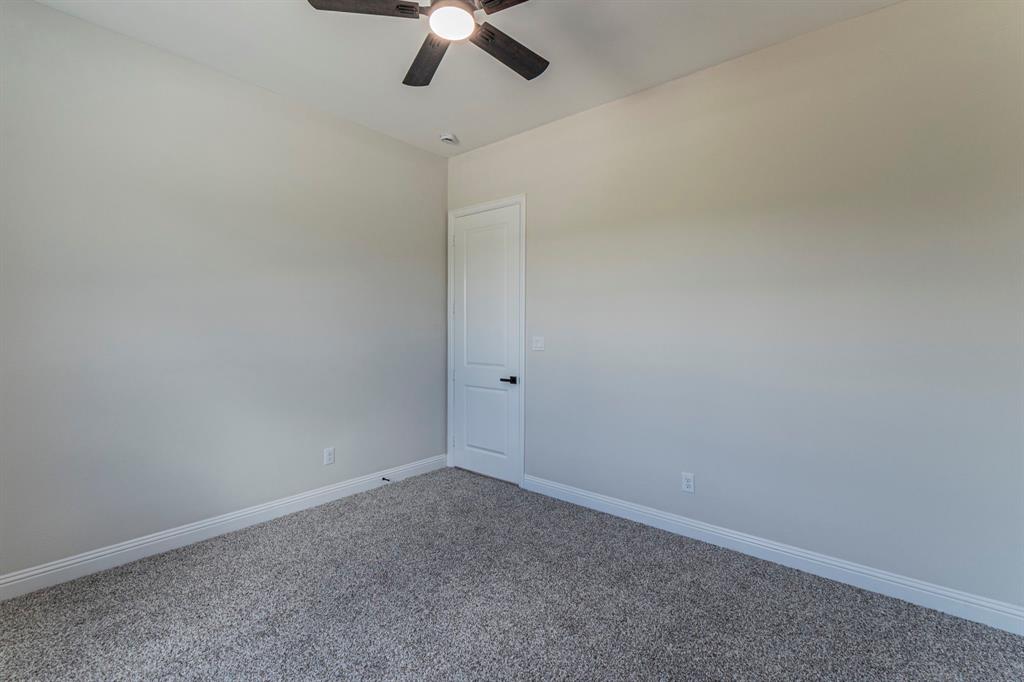 26 Kentucky Court Van Alstyne, TX 75495 - Photo 29 of 40 en empty room with a ceiling fan and carpet