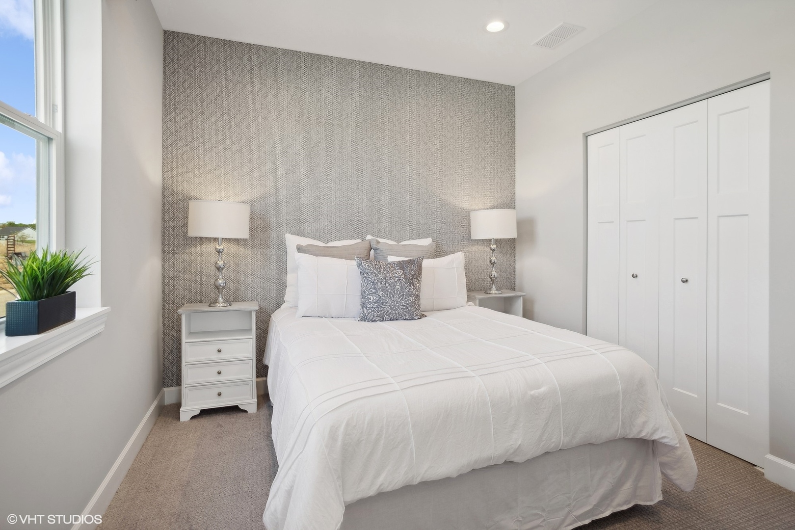 329 Masters Drive Addison, IL 60101 - Photo 11 of 17 a bedroom with a bed and a potted plant