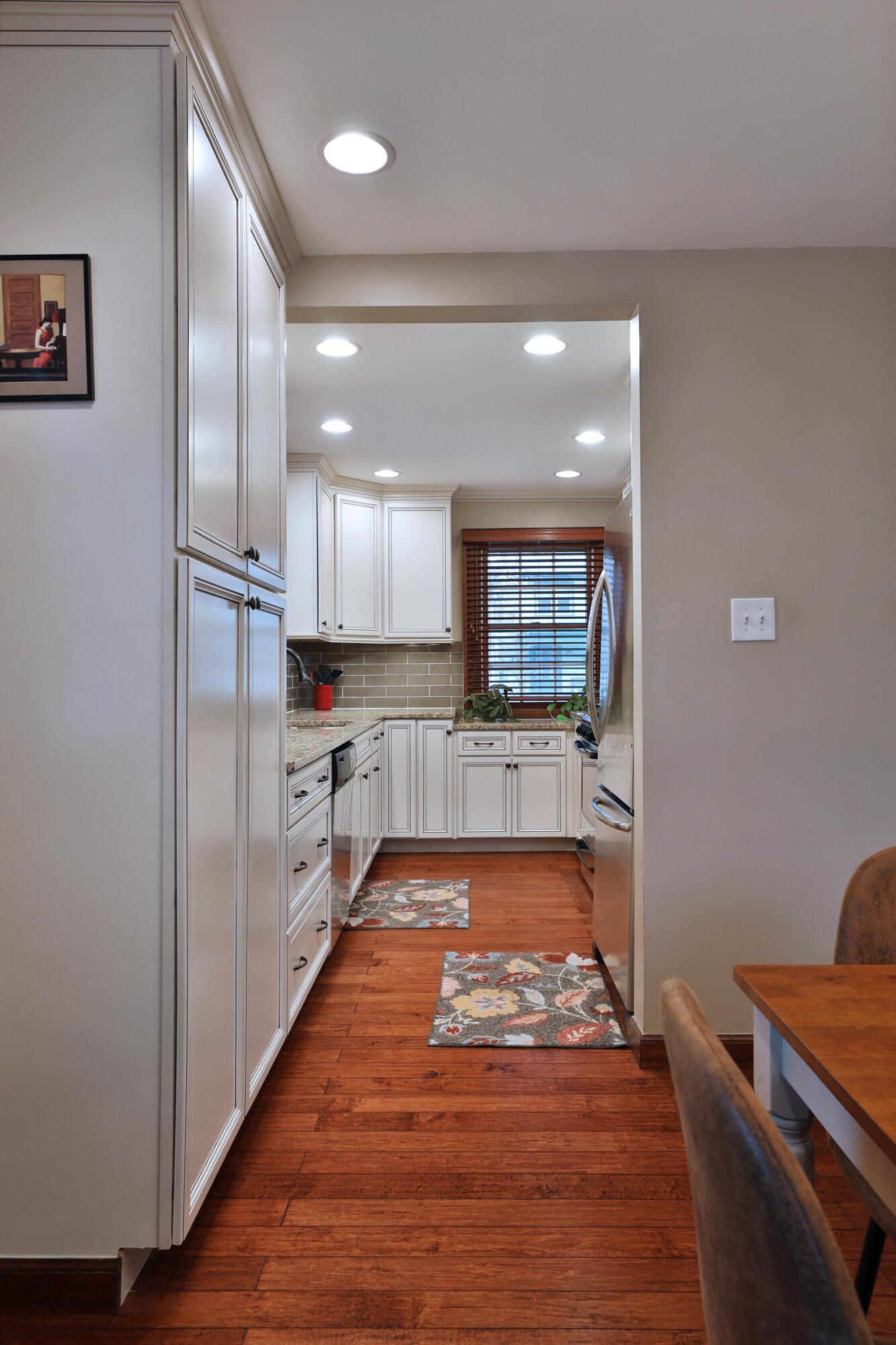 390 East Beaumont Road Columbus, OH 43214 - Photo 13 of 52 Eat-in kitchen