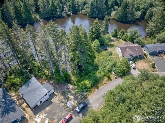 an aerial view of a house with outdoor space and lake view