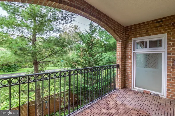 $3,150 | 6924 Fairfax Drive, Unit 238, Arlington, VA 22213