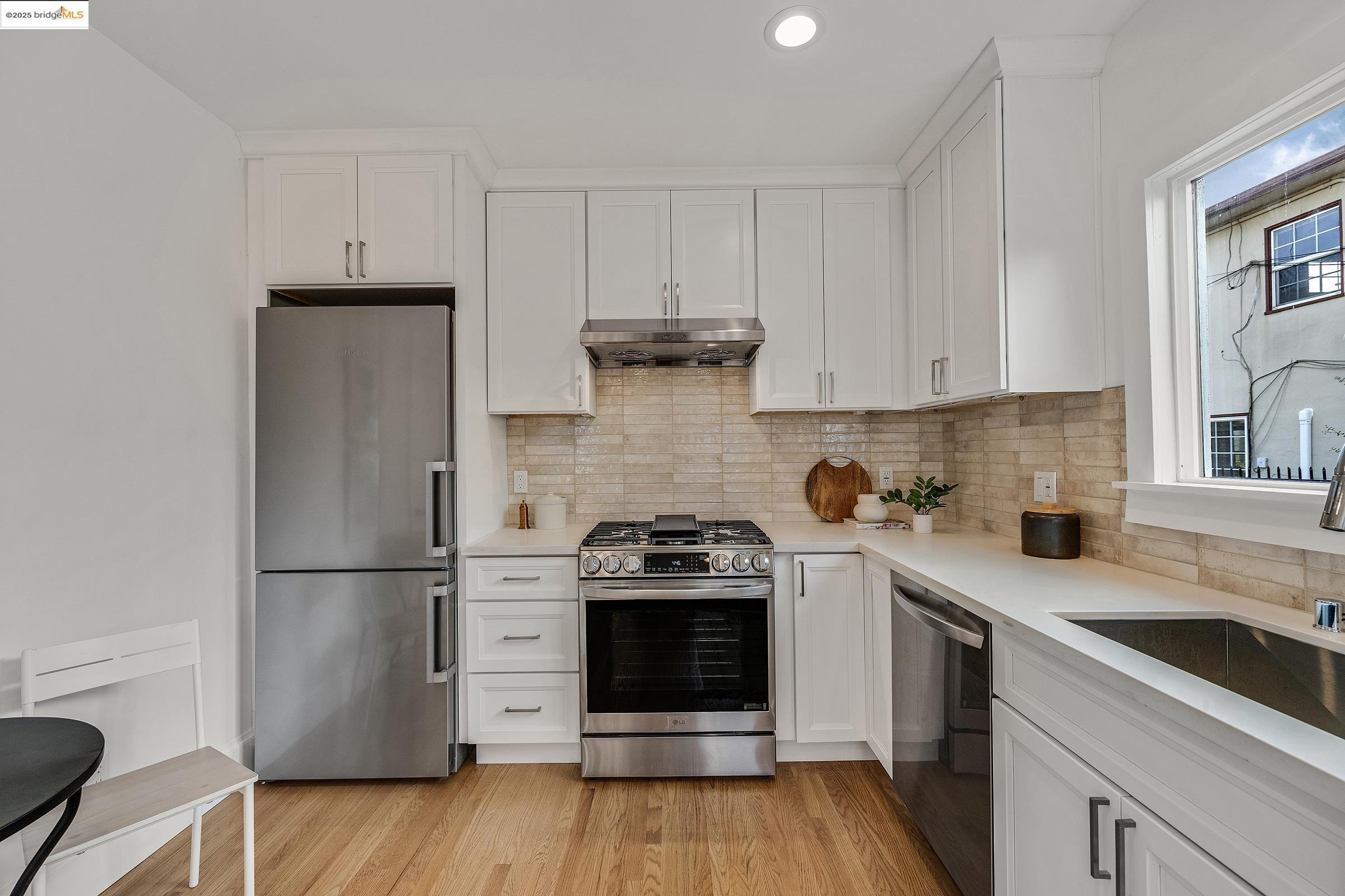1515 B Derby Street Berkeley, CA 94703 - Photo 9 of 29 a kitchen with a stove and a refrigerator