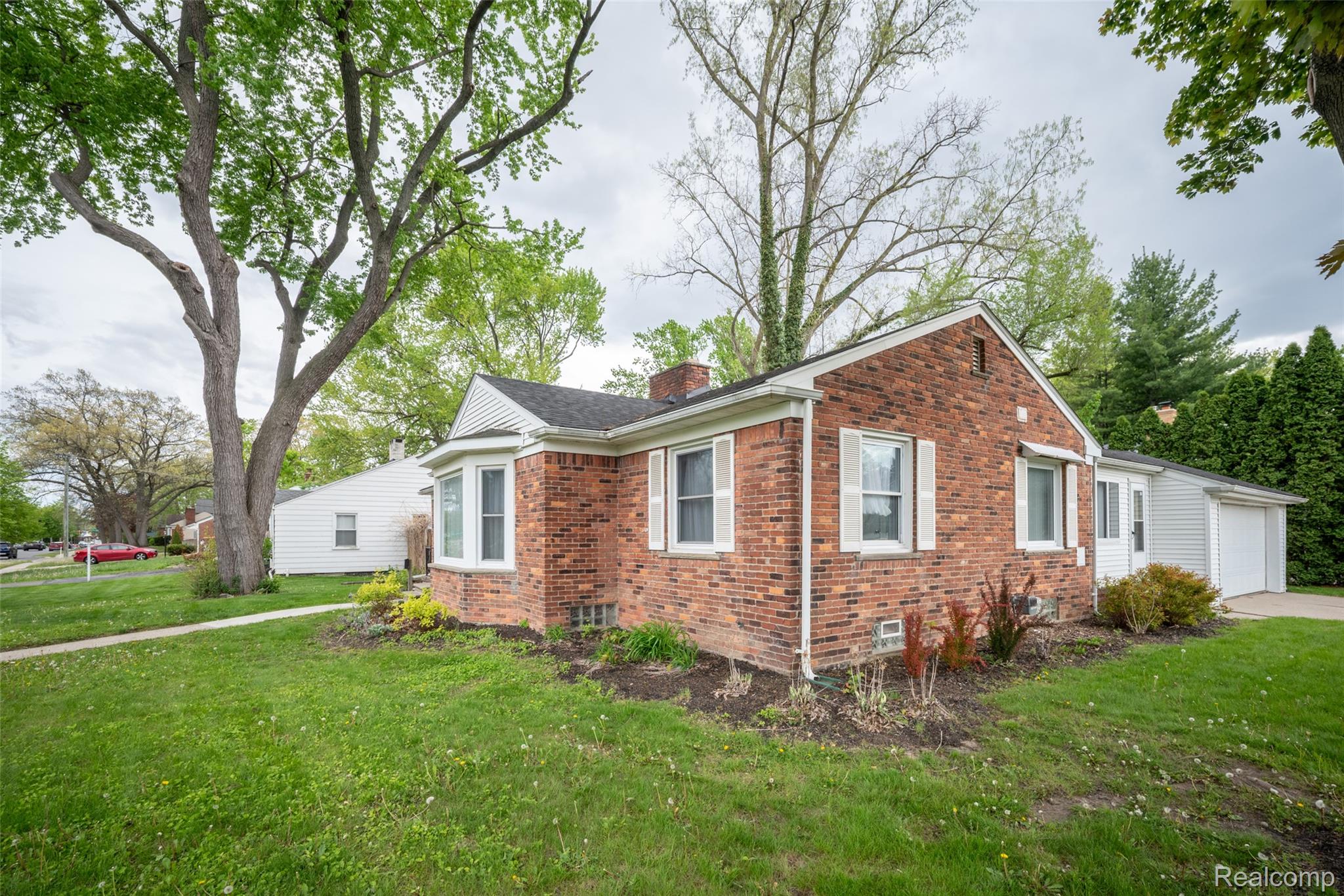 2423 Crooks Road Royal Oak, MI 48073 - Photo 3 of 36 2.jpg
