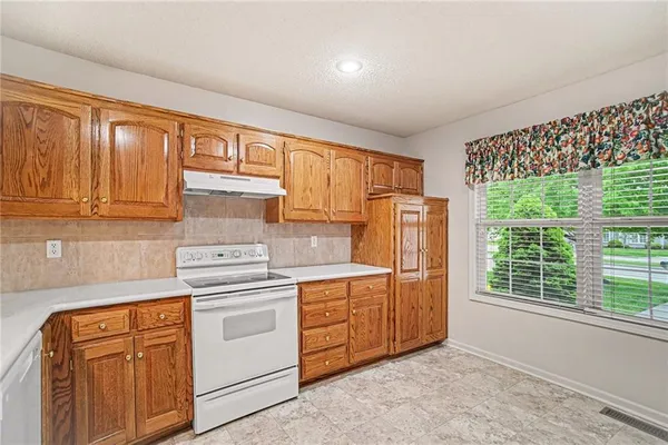 $359,900 | 6035 Northwest 79th Street, Kansas City, MO 64151