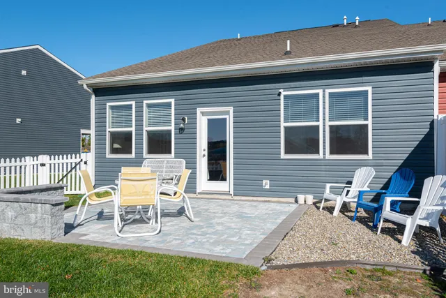 a view of entryway and hall
