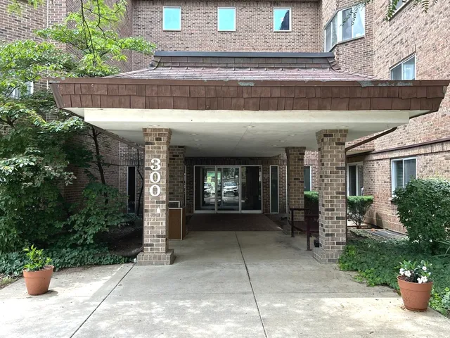 $179,999 | 300 Roselle Road, Unit 419, Schaumburg, IL 60193