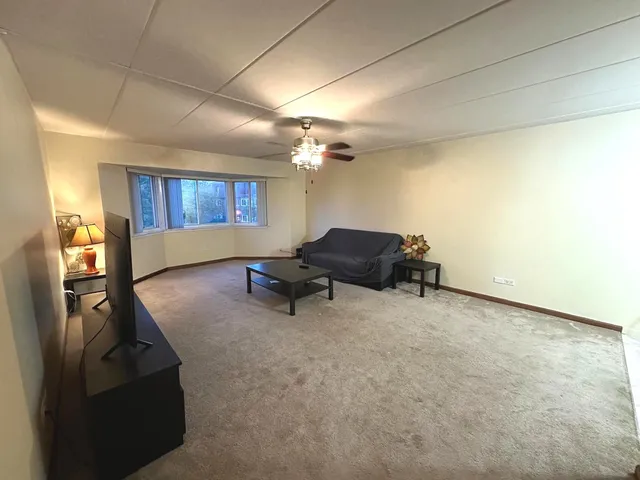 $179,999 | 300 Roselle Road, Unit 419, Schaumburg, IL 60193