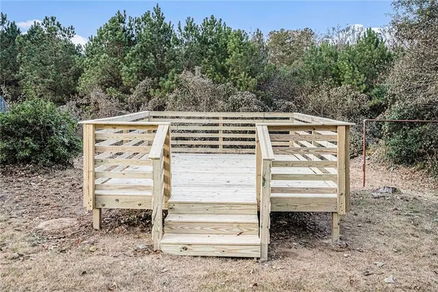 a view of a back yard