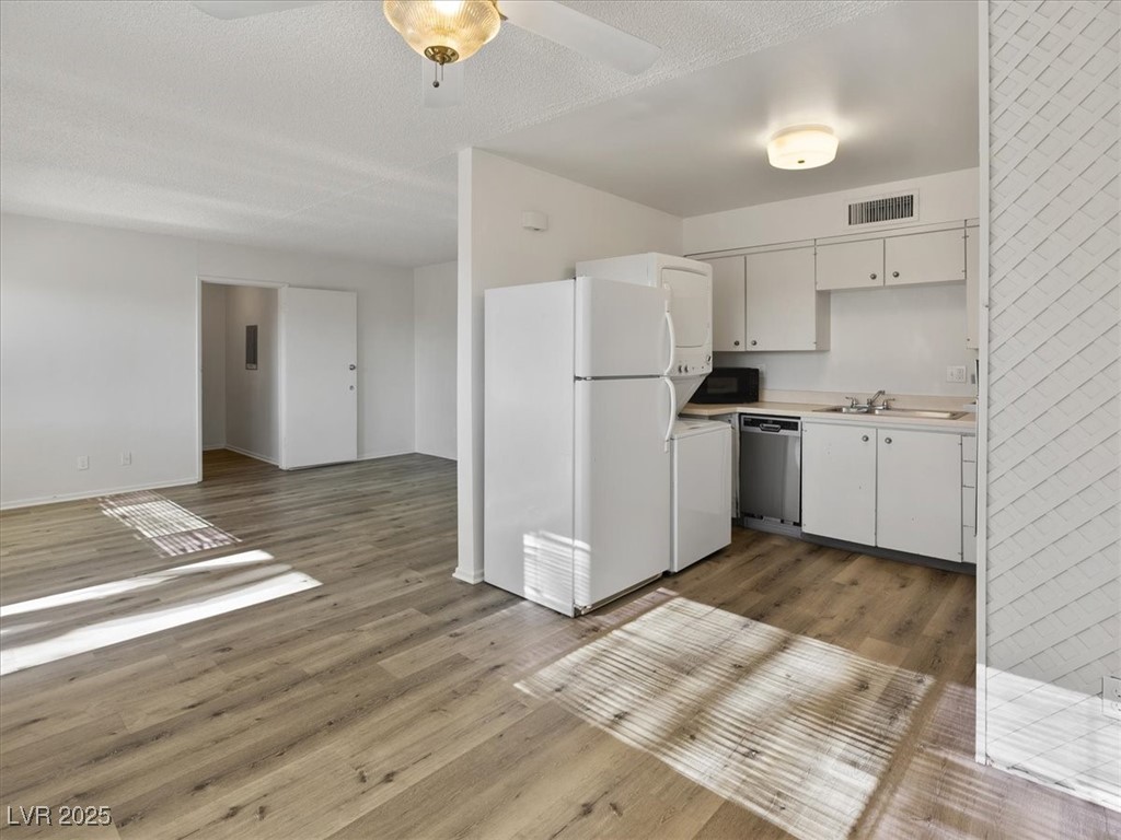 350 East Desert Inn Road, Unit H208 Las Vegas, NV 89109 - Photo 8 of 35 Gallery Image 8