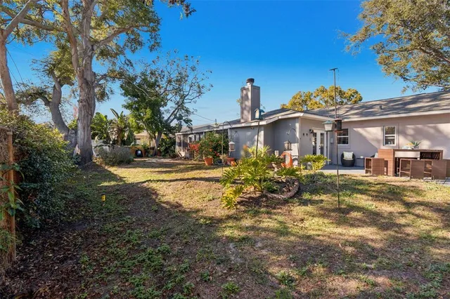 a view of a backyard