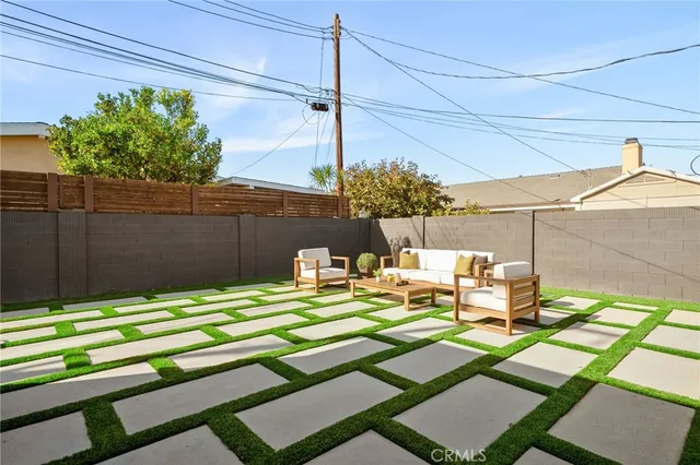 a view of a house with backyard
