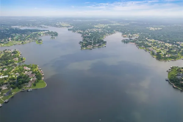 $750,000 | 108 Pawnee Trail, Lake Kiowa, TX 76240