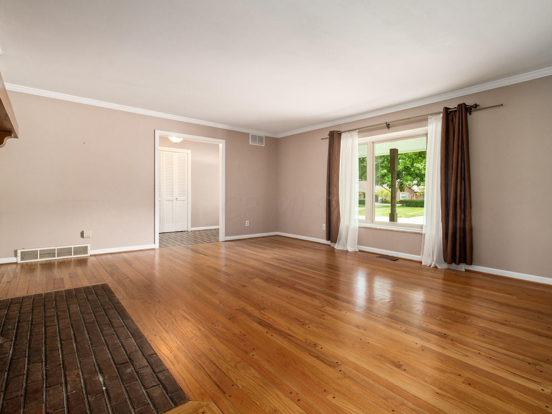 3129 Carisbrook Road Columbus, OH 43221 - Photo 4 of 36 Gallery Image 4