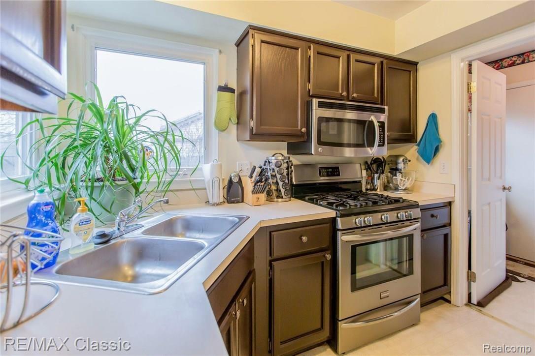 44808 Ridgefield Road Canton, MI 48188 - Photo 9 of 31 9.jpg