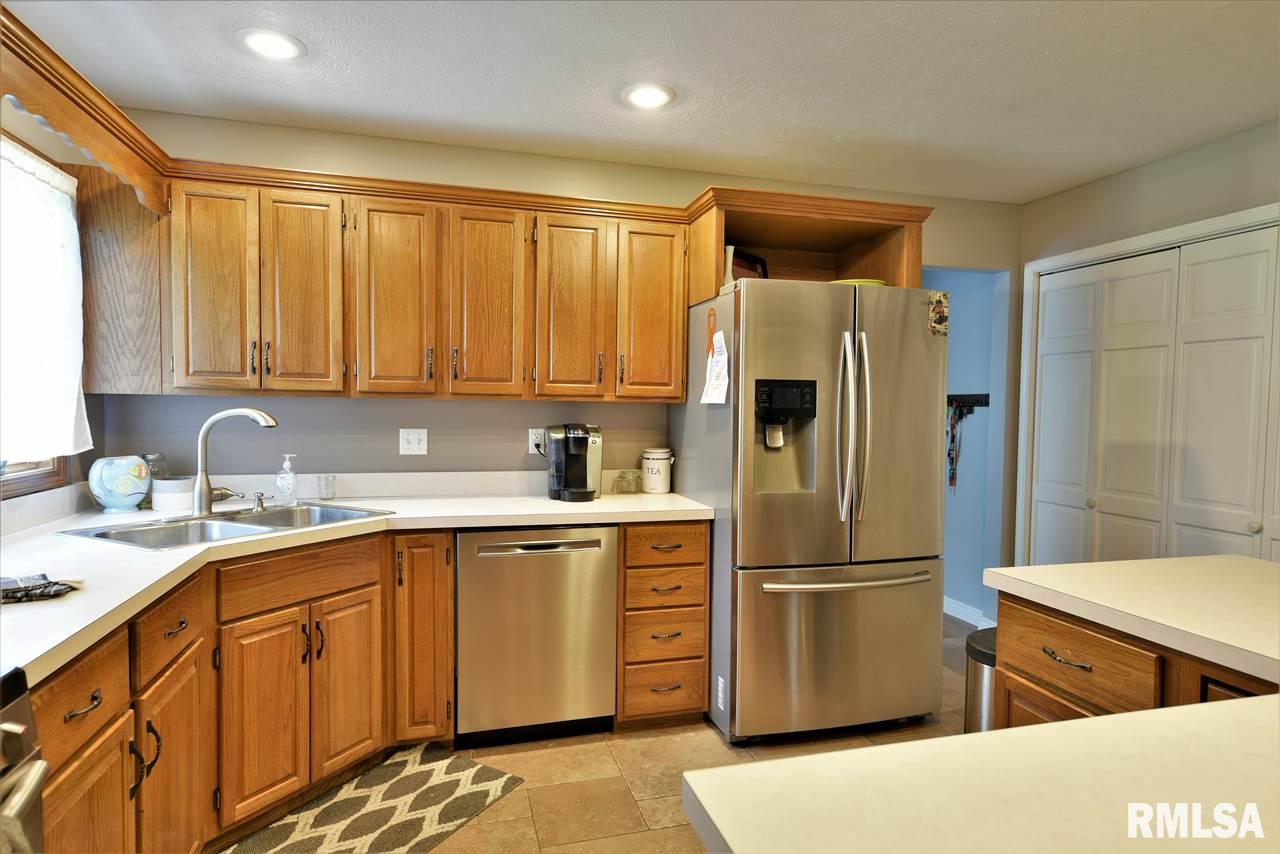3166 Otter Lane Springfield, IL 62712 - Photo 8 of 36 Gallery Image 8