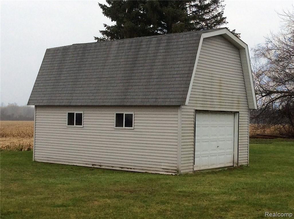 9105 Beecher Road Flushing, MI 48433 - Photo 16 of 22 barn 24' x 16'