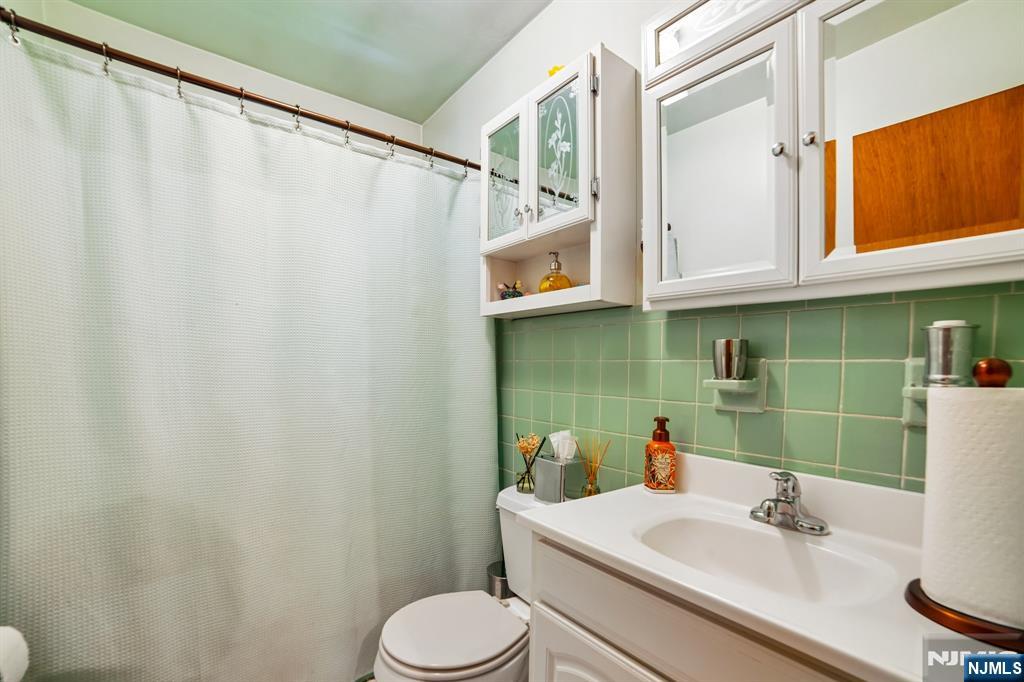 28 Pikeview Terrace Secaucus, NJ 07094 - Photo 7 of 15