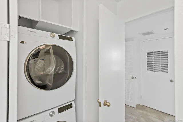 a close up view of a washer and dryer