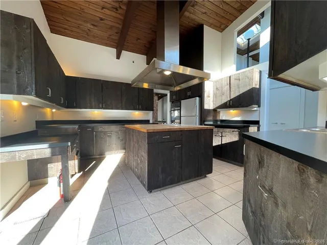 $3,950 | 860 Oakwood Road, Orange, CT 06477