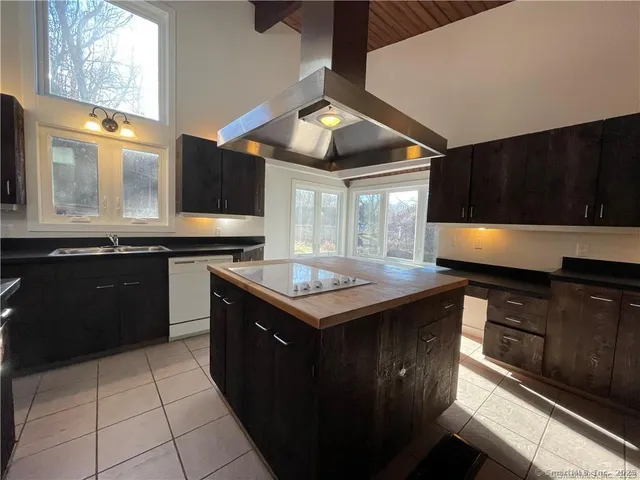 $3,950 | 860 Oakwood Road, Orange, CT 06477