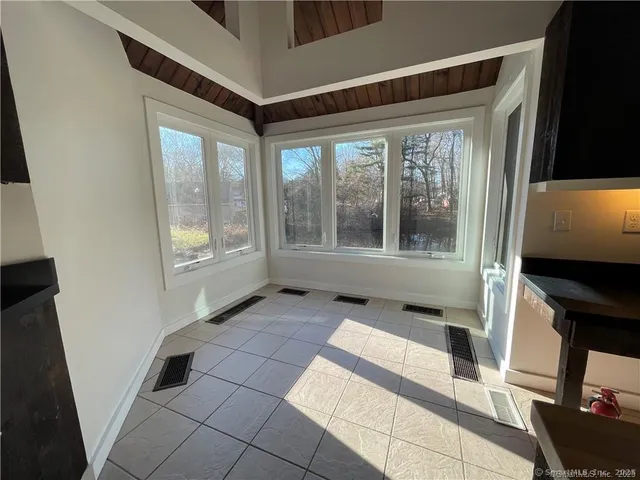 $3,950 | 860 Oakwood Road, Orange, CT 06477