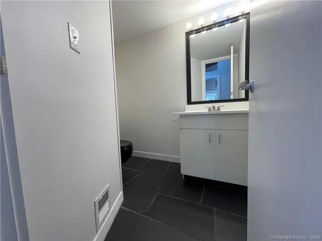 $3,950 | 860 Oakwood Road, Orange, CT 06477