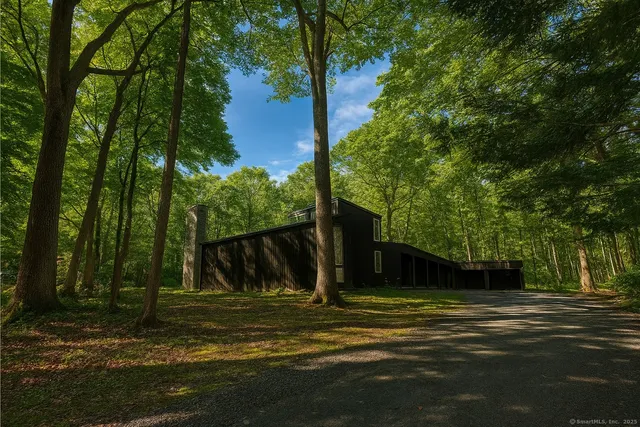 $3,950 | 860 Oakwood Road, Orange, CT 06477