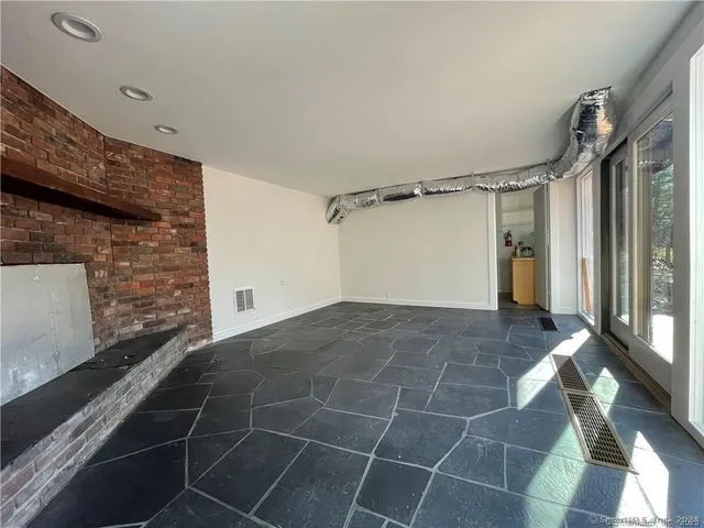 $3,950 | 860 Oakwood Road, Orange, CT 06477