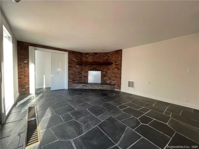 $3,950 | 860 Oakwood Road, Orange, CT 06477