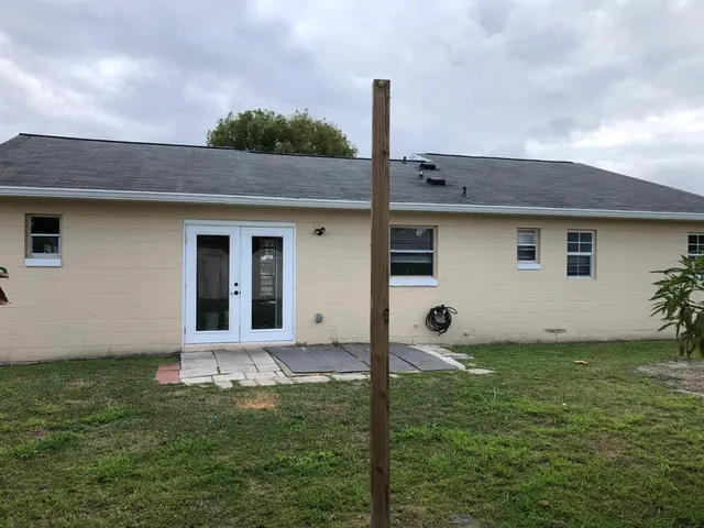 a view of a backyard