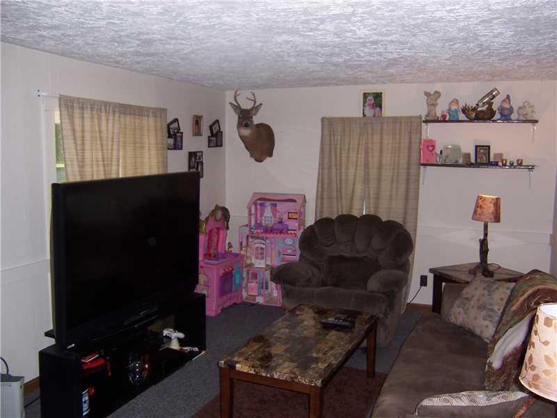 2671 Anchorage Road Sharpsville, PA 16150 - Photo 2 of 5 Living Room.