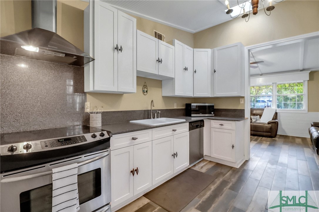 910 Mims Street Savannah, GA 31410 - Photo 11 of 36 Main House - Kitchen