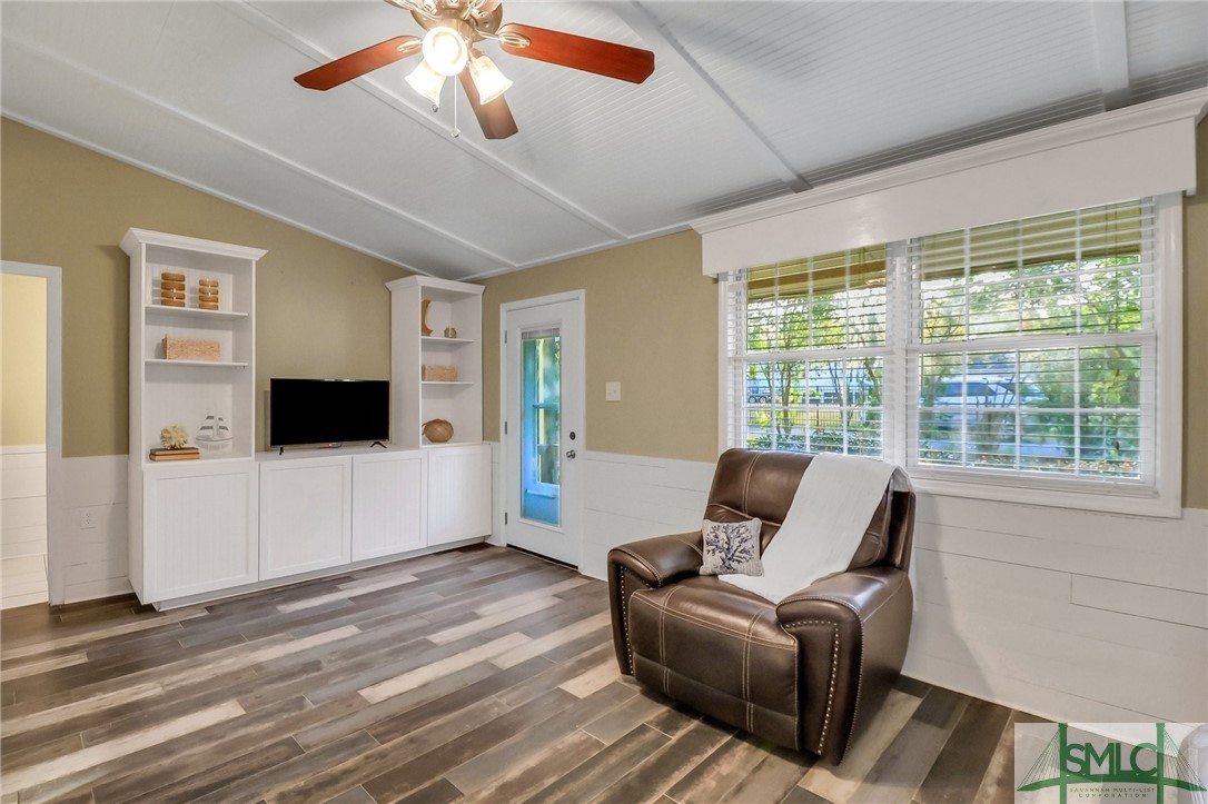 910 Mims Street Savannah, GA 31410 - Photo 5 of 36 Main House - Living Room
