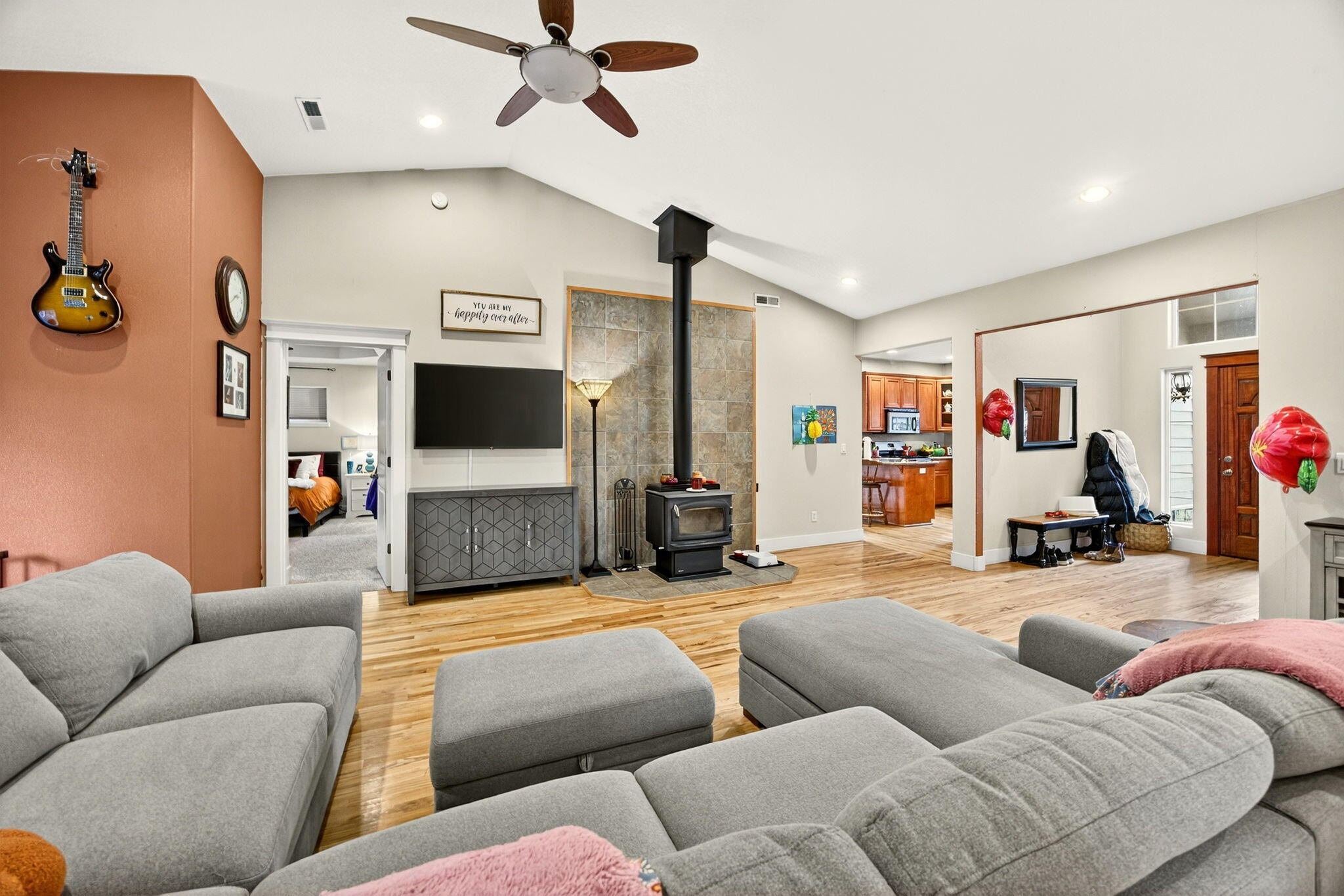 16 Portabello Way Eagle Point, OR 97524 - Photo 14 of 43 a living room with furniture and a flat screen tv
