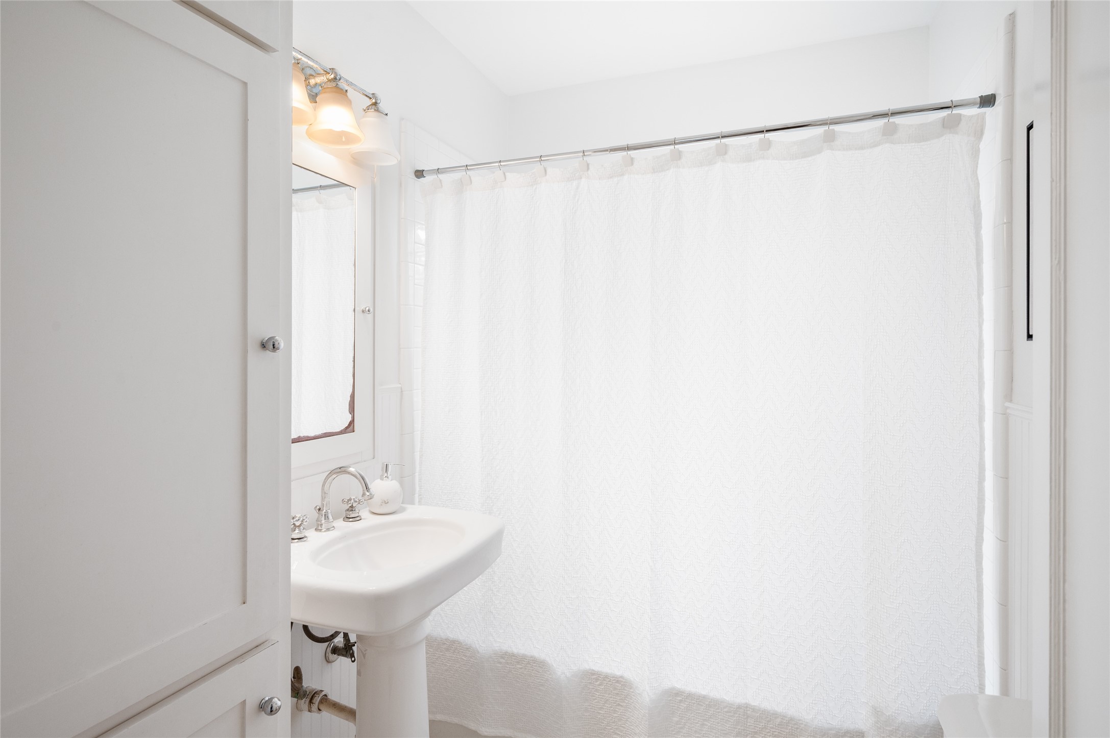 768 East 16th Street Houston, TX 77008 - Photo 31 of 49 The secondary bath has a tub and a linen closet.
