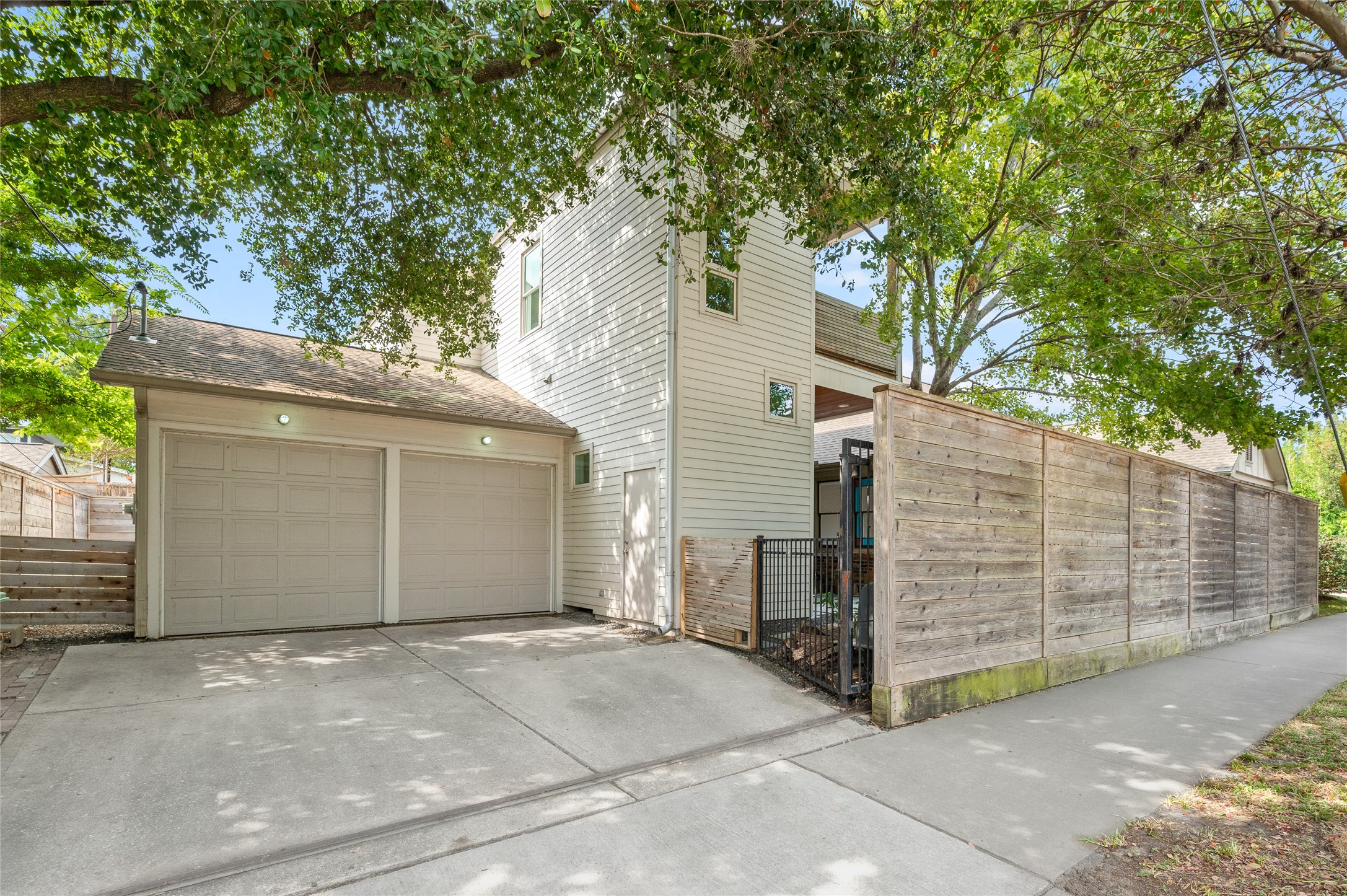 768 East 16th Street Houston, TX 77008 - Photo 46 of 49 Side entrance to the 2-car garage and a private driveway.