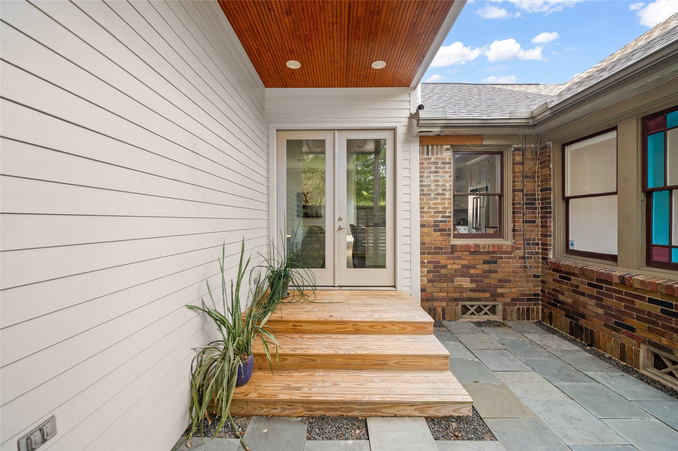 768 East 16th Street Houston, TX 77008 - Photo 5 of 49 Here you can appreciate the traditional bungalow, and you can also see the artful modern design that complements it.