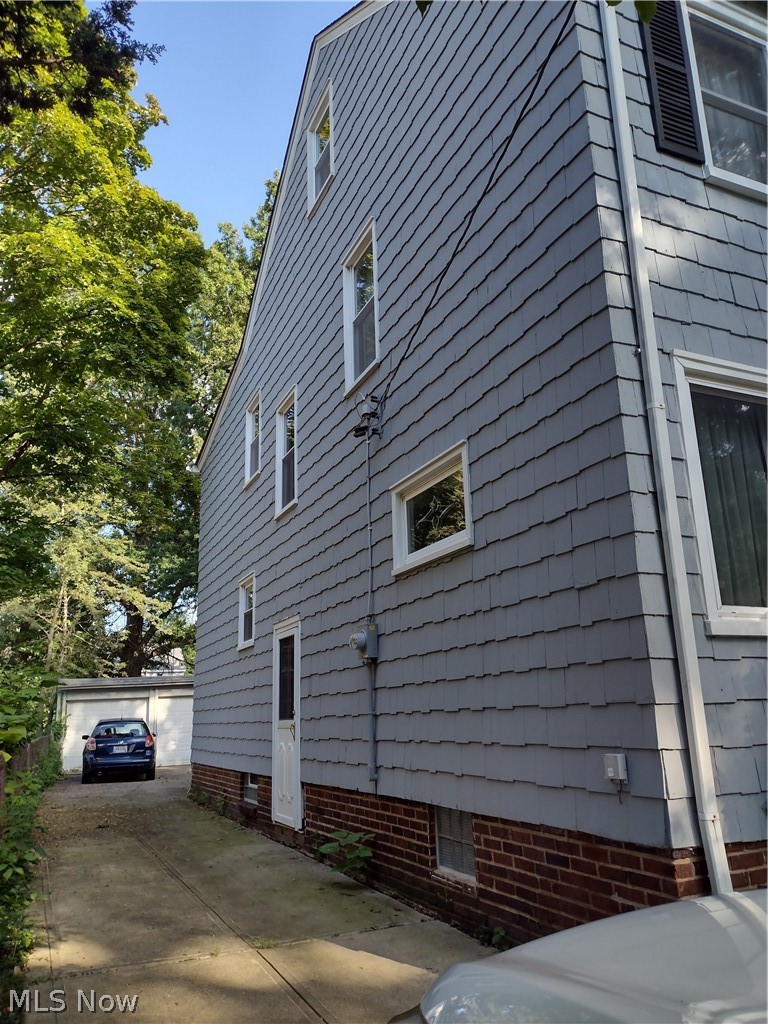 933 Woodview Road Cleveland, OH 44121 - Photo 3 of 34 Gallery Image 3