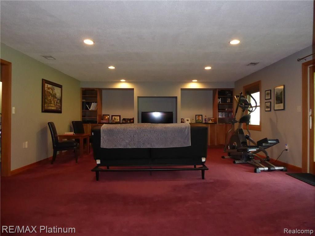 249 Dieterle Road Fowlerville, MI 48836 - Photo 19 of 36 Family Room 2.JPG