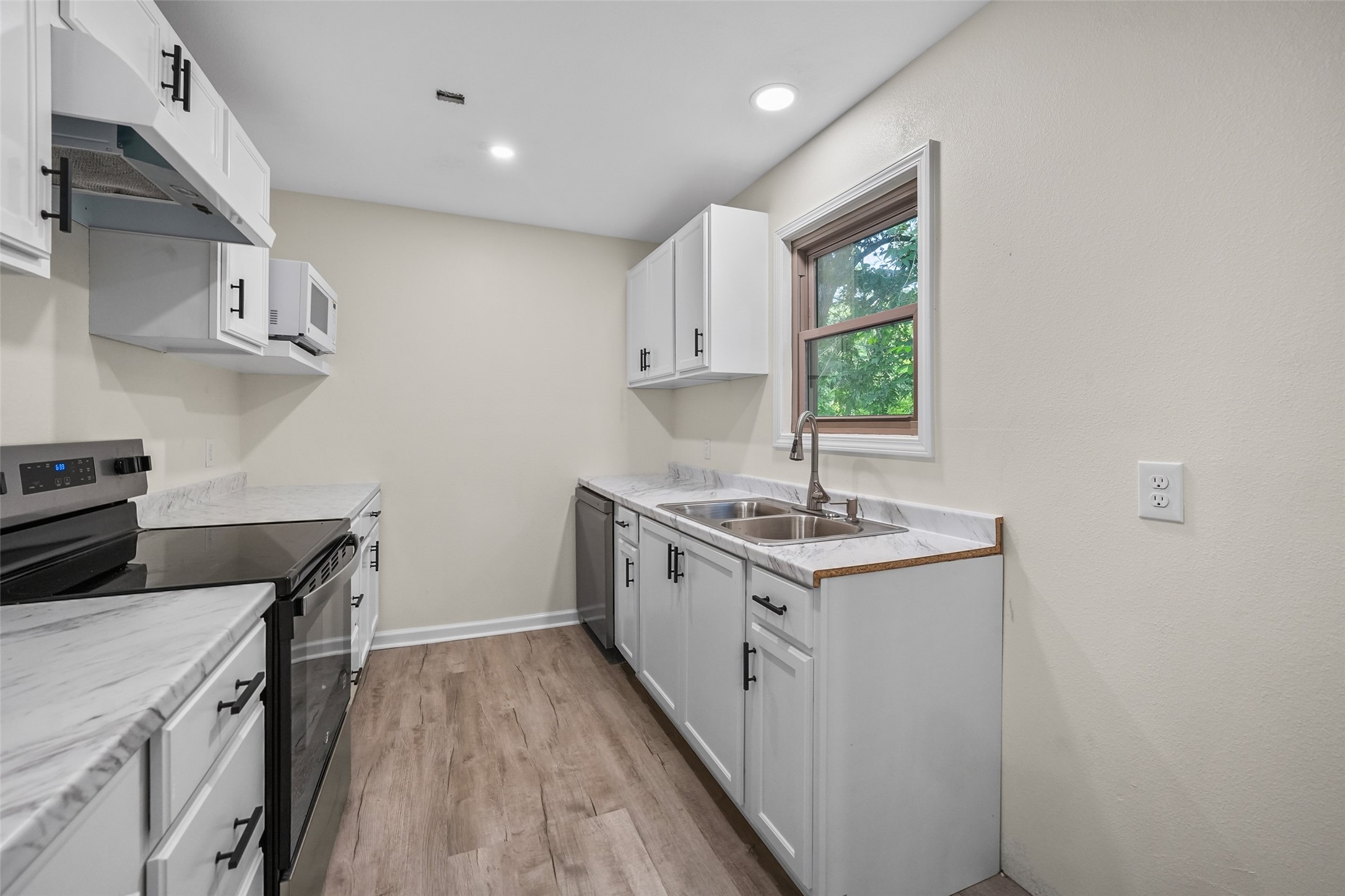 725 Lafayette Street Hempstead, TX 77445 - Photo 15 of 20 Kitchen with updated cabinetry, countertops, and stainless steel appliances