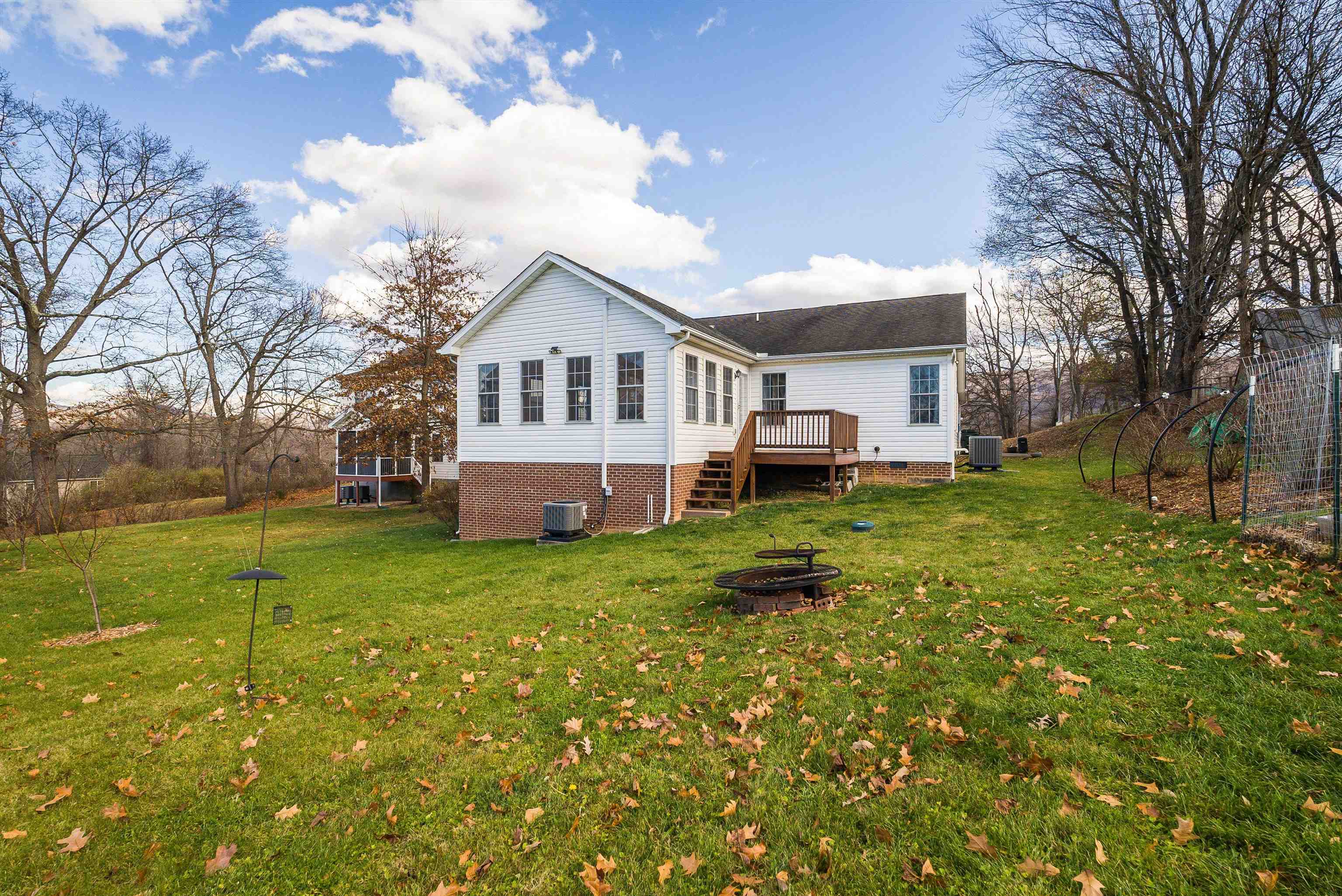 425 South Jackson Avenue Waynesboro, VA 22980 - Photo 2 of 47 a house view with a garden space
