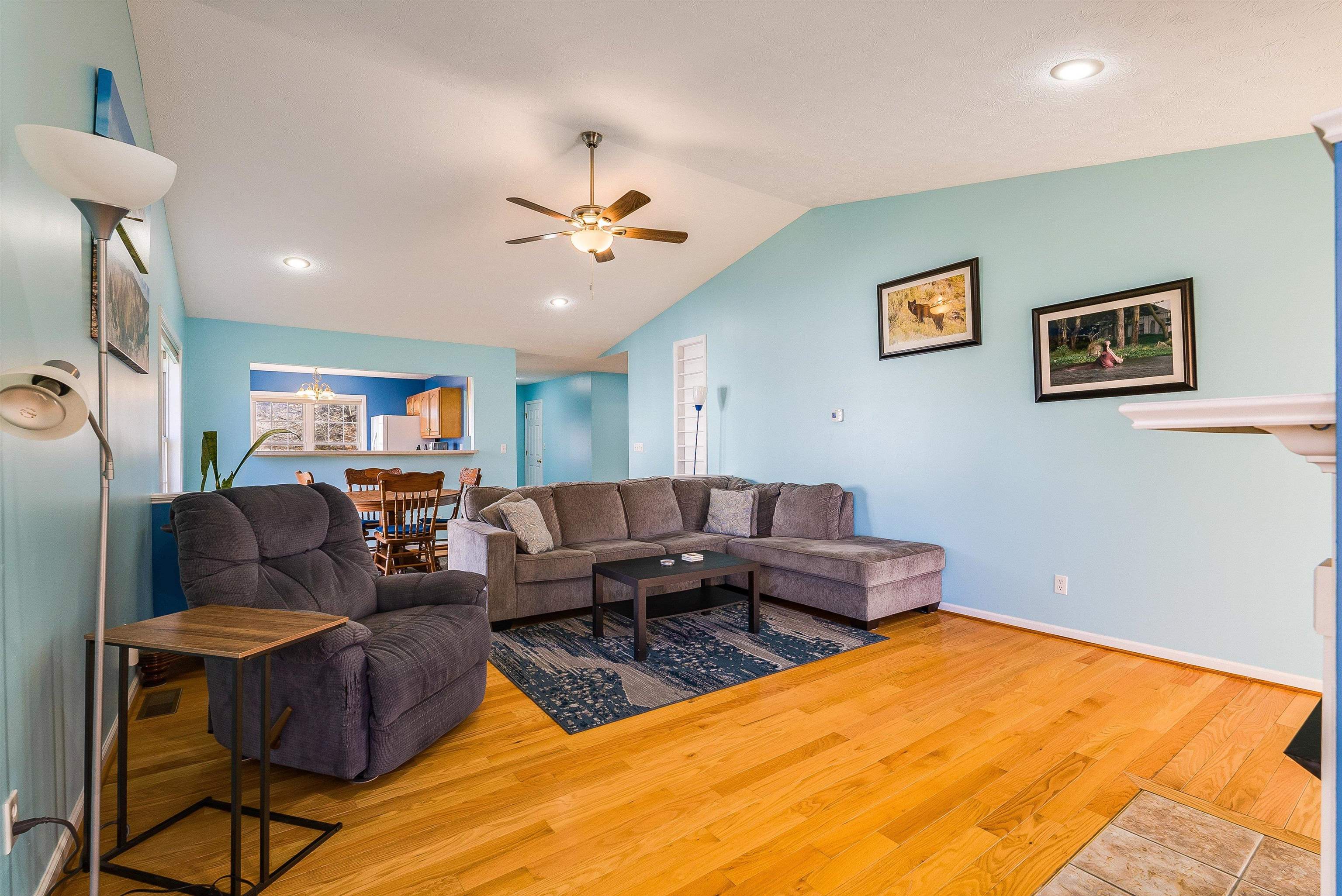 425 South Jackson Avenue Waynesboro, VA 22980 - Photo 21 of 47 a living room with furniture