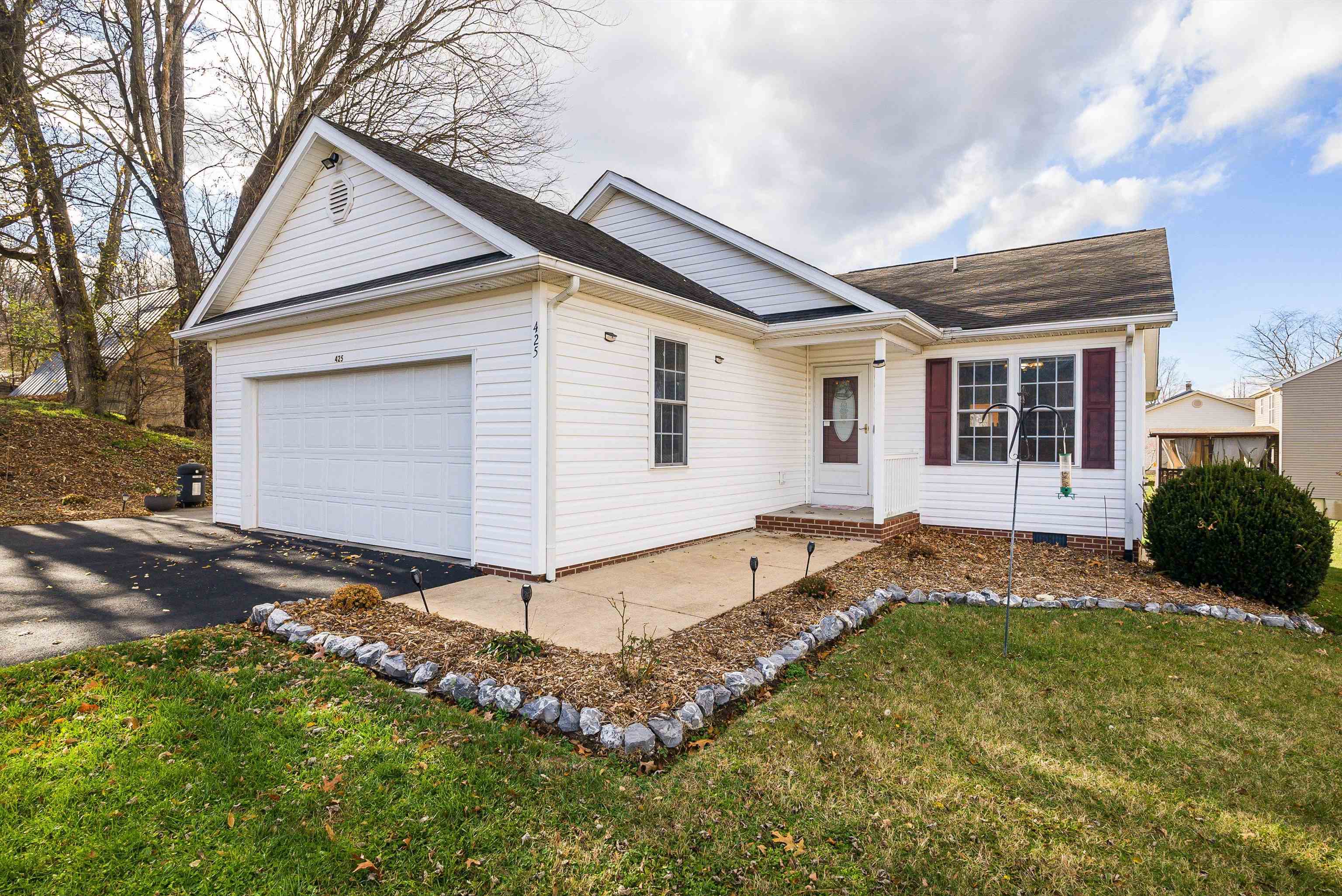 425 South Jackson Avenue Waynesboro, VA 22980 - Photo 3 of 47 a front view of a house with garden