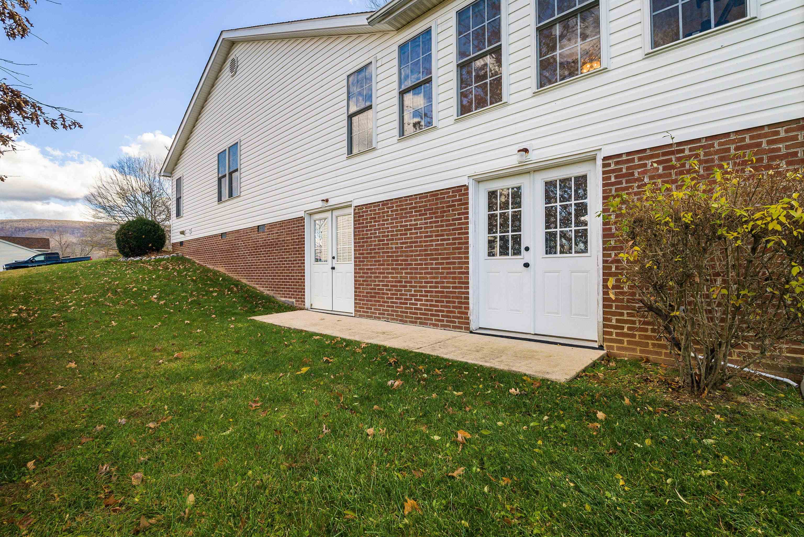 425 South Jackson Avenue Waynesboro, VA 22980 - Photo 46 of 47 a view of front of house with yard