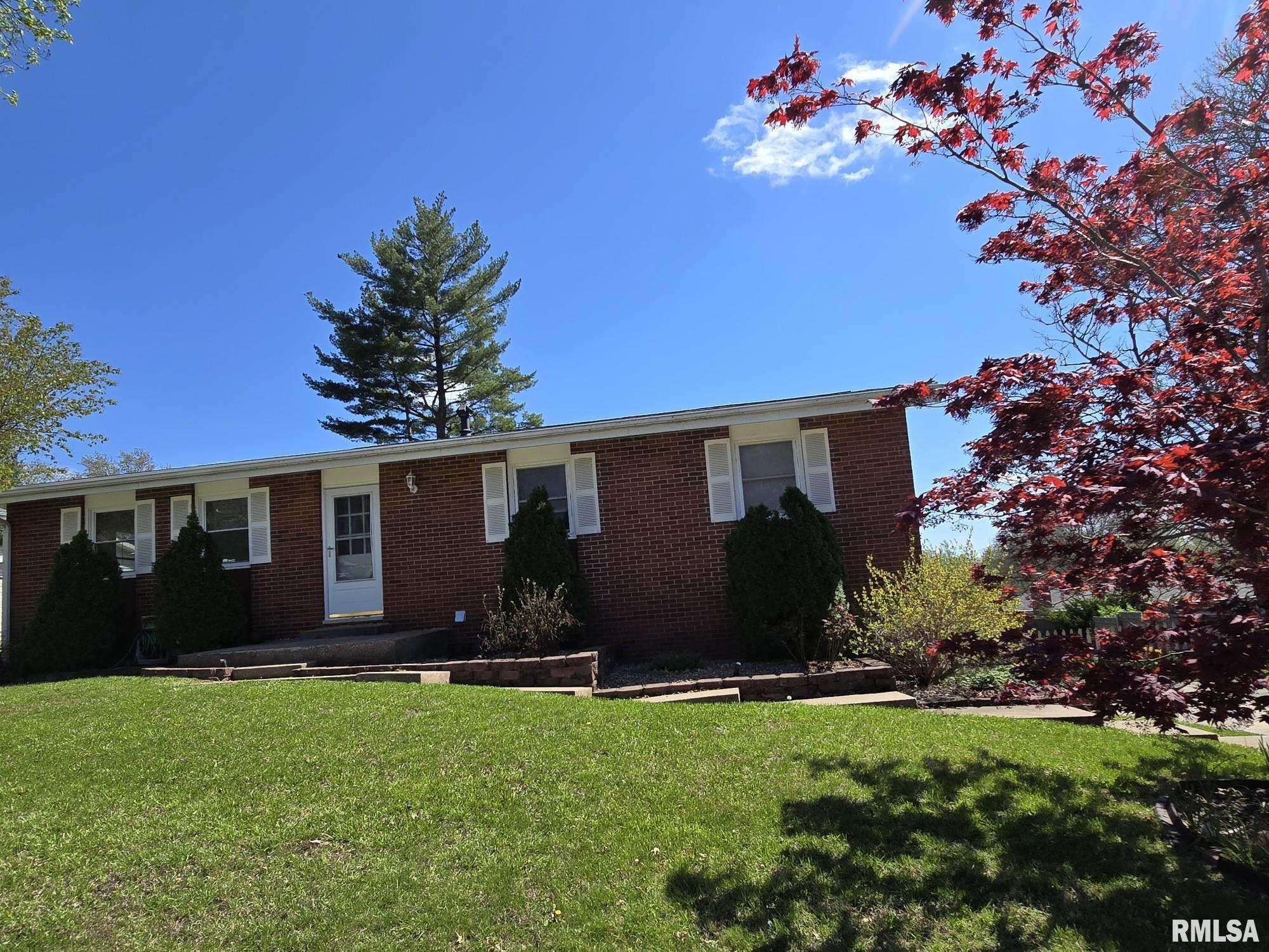 2620 Midlan Drive Quincy, IL 62301 - Photo 2 of 34